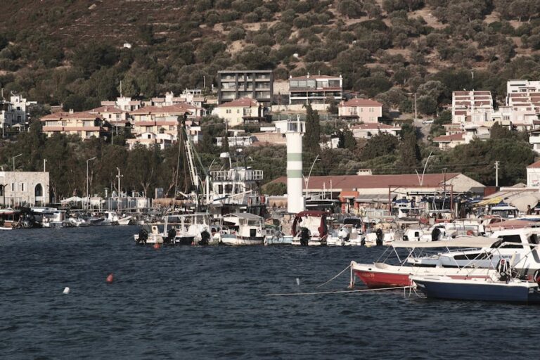 Foça'da Turizm Sezonu Hareketlendi: Tarihi Kale ve Koylarda Yeni Düzenlemeler