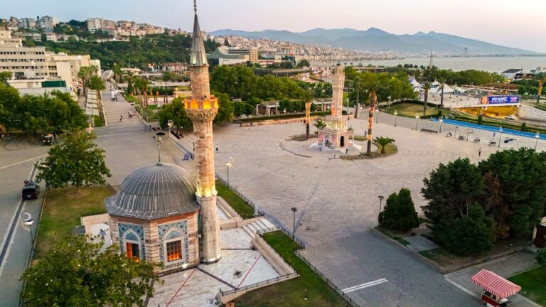 Konak Saat Kulesi Çevresinde Yeni Yaya Düzenlemesi: Esnaf Memnun, Trafik Rahatladı