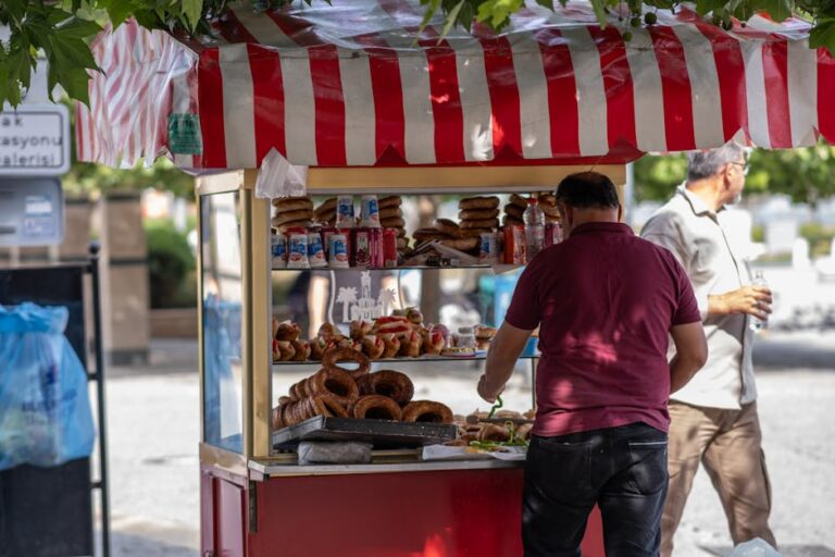Konak'taki Kemeraltı Esnafı Yeni Boyoz Tarifleri ile Yaz Sezonunu Bekliyor