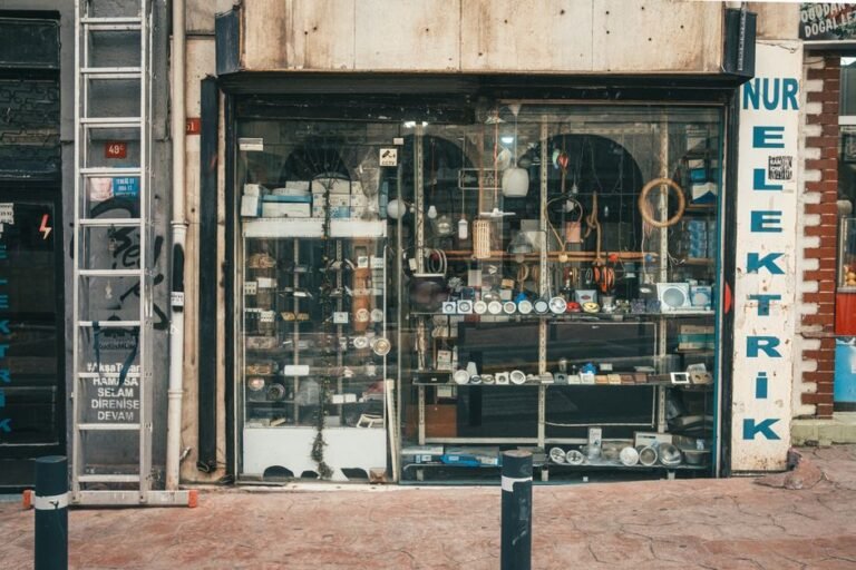 Konak Kemeraltı'nda Elektrik Kesintisi: Esnaf Gece Nöbetinde