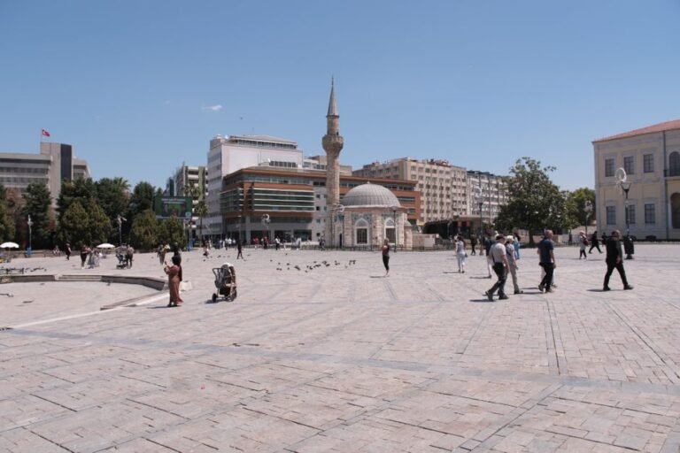 Konak Meydanı'nda Sıcak Alarmı: Belediyeden Serinletici Nöbet Ekipleri Görevde