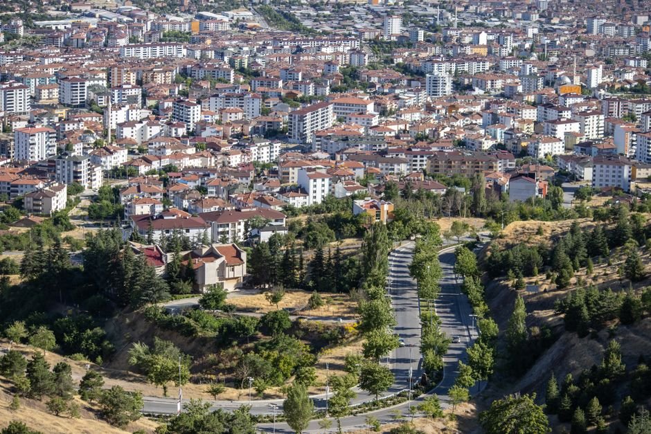 Susuz Yaz, Suskun Şehir